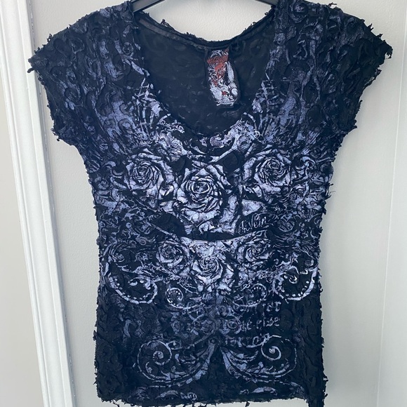 In Vein • Black short sleeve shirt w roses print - Picture 5 of 8